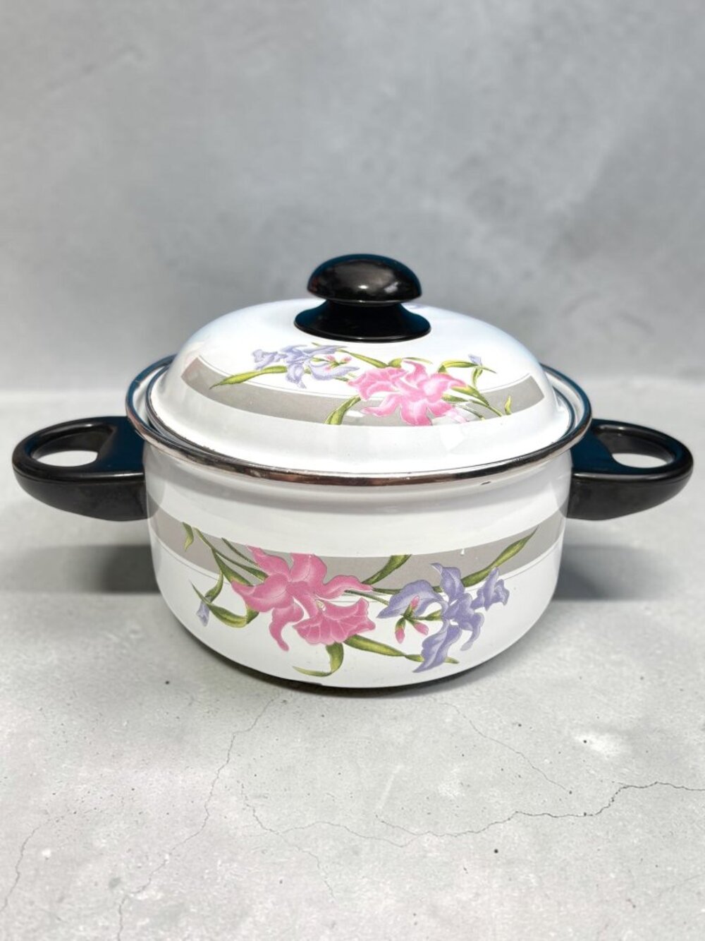 Vintage Floral Enamel Cooking Pot With Lid 2-Quart Black Handles White With Pink